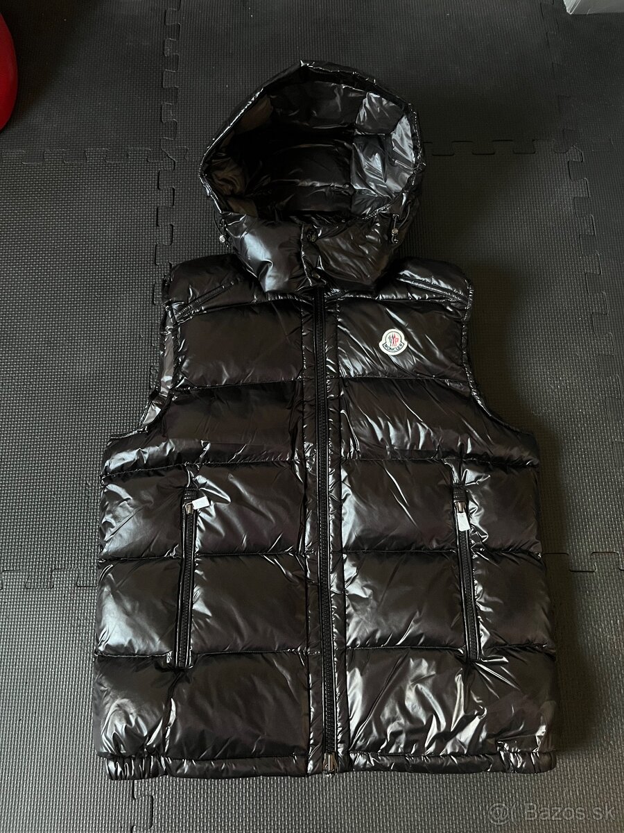 Moncler Vesta, funguje NFC