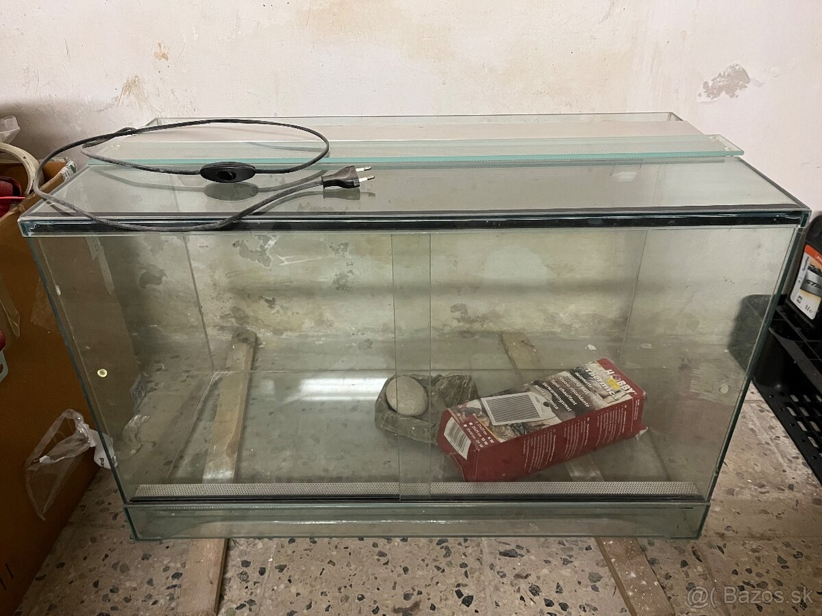 Predám terarium rozmere 80 x 40 x 50 s osvetlením.