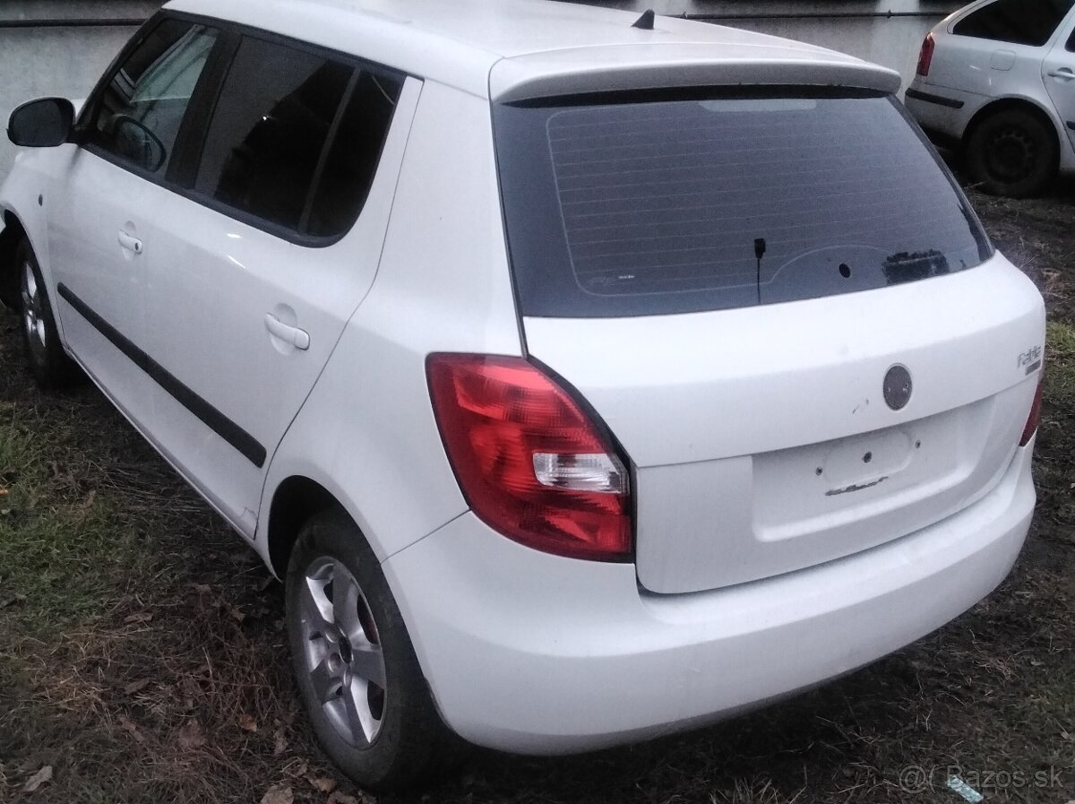 ŠKODA FABIA II 1.6 TDI 2010 predám TRYSKY 03L130277B  DVERE