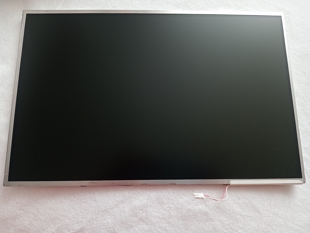 predám 15,4" display CCFL 30pin LTN154X3