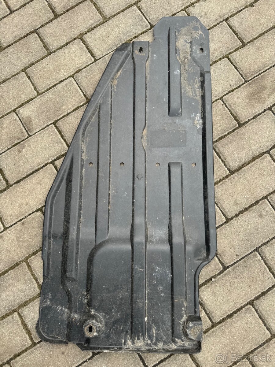 Spodný plast pod nádrž Audi A6 C4 / Audi 100