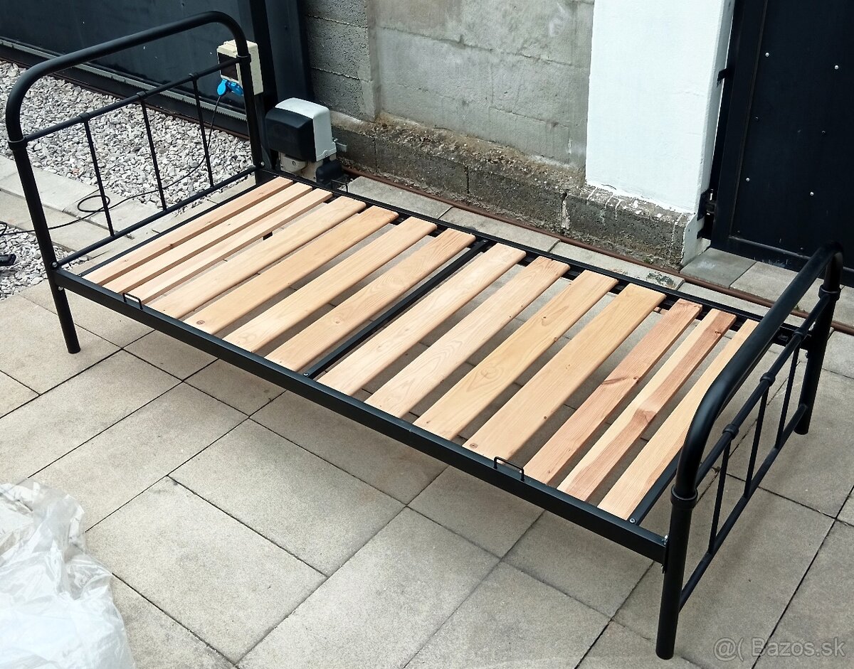 kovova postel, drevene rosty + matrac IKEA 90x200 cm