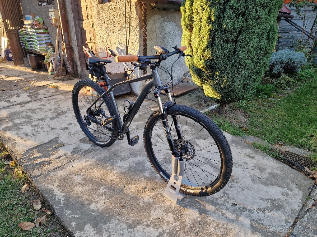 Horský bicykel specialized