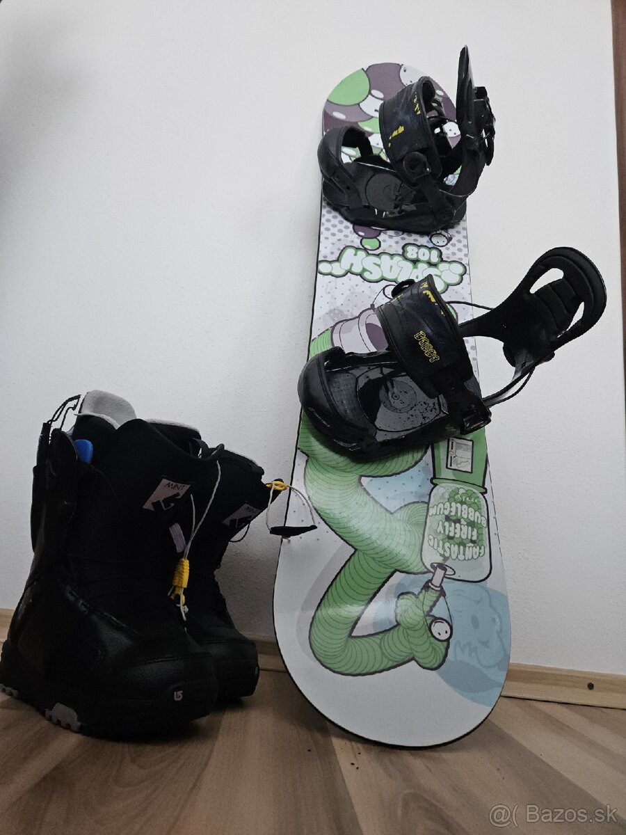 Snowboard s topánkami a ochranou chrbta