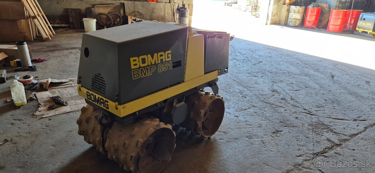 Predam ježkový valec Bomag 851