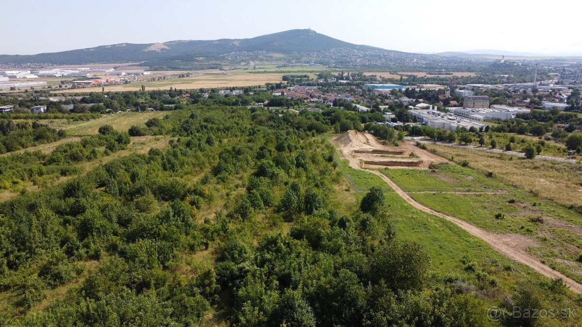 STAVEBNÝ POZEMOK NITRA - MLYNÁRCE, VHODNÝ PRE DEVELOPERA