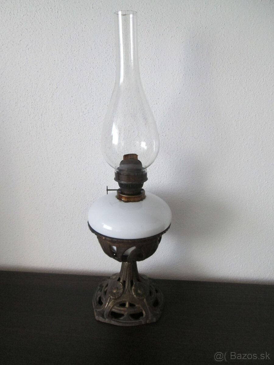 Starožitná petrolejová lampa