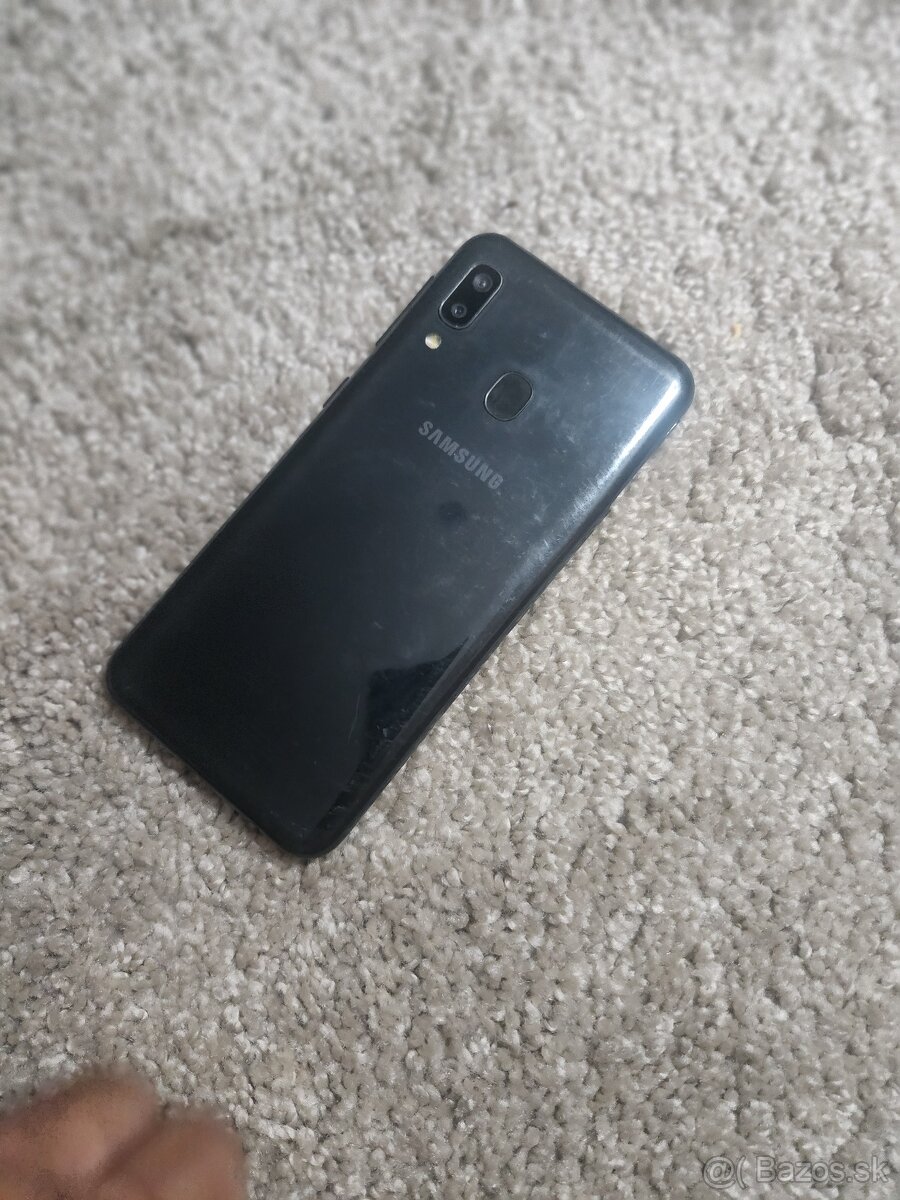 samsung galaxy a20e..ma poškodený displej