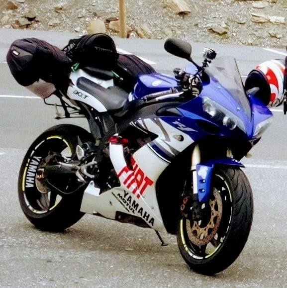 yamaha R1 drziaky bocnych tasiek