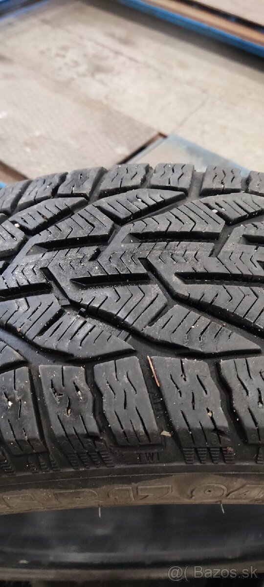 Predám 225/55 R17 zimné pneu