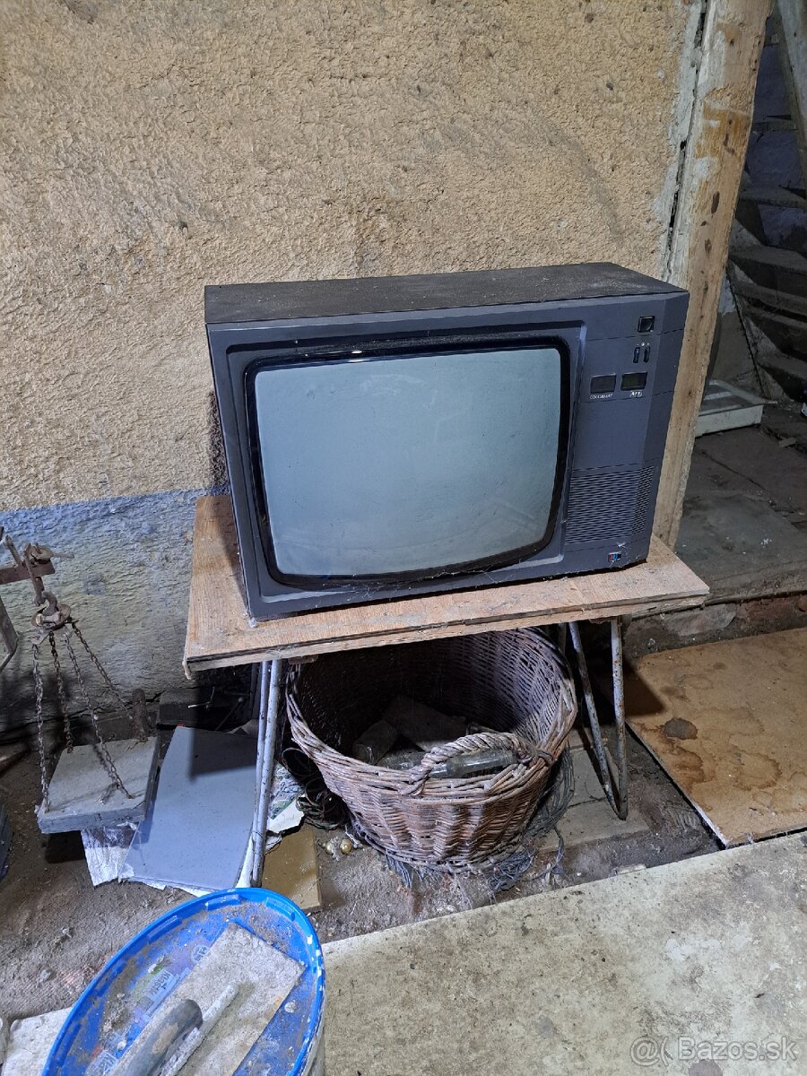 Maďarský televízor nefunkčný retro