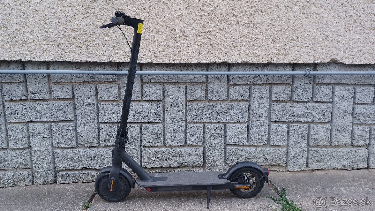 Predám ,,,, Xiaomi Mi Scooter Essential ,,,,