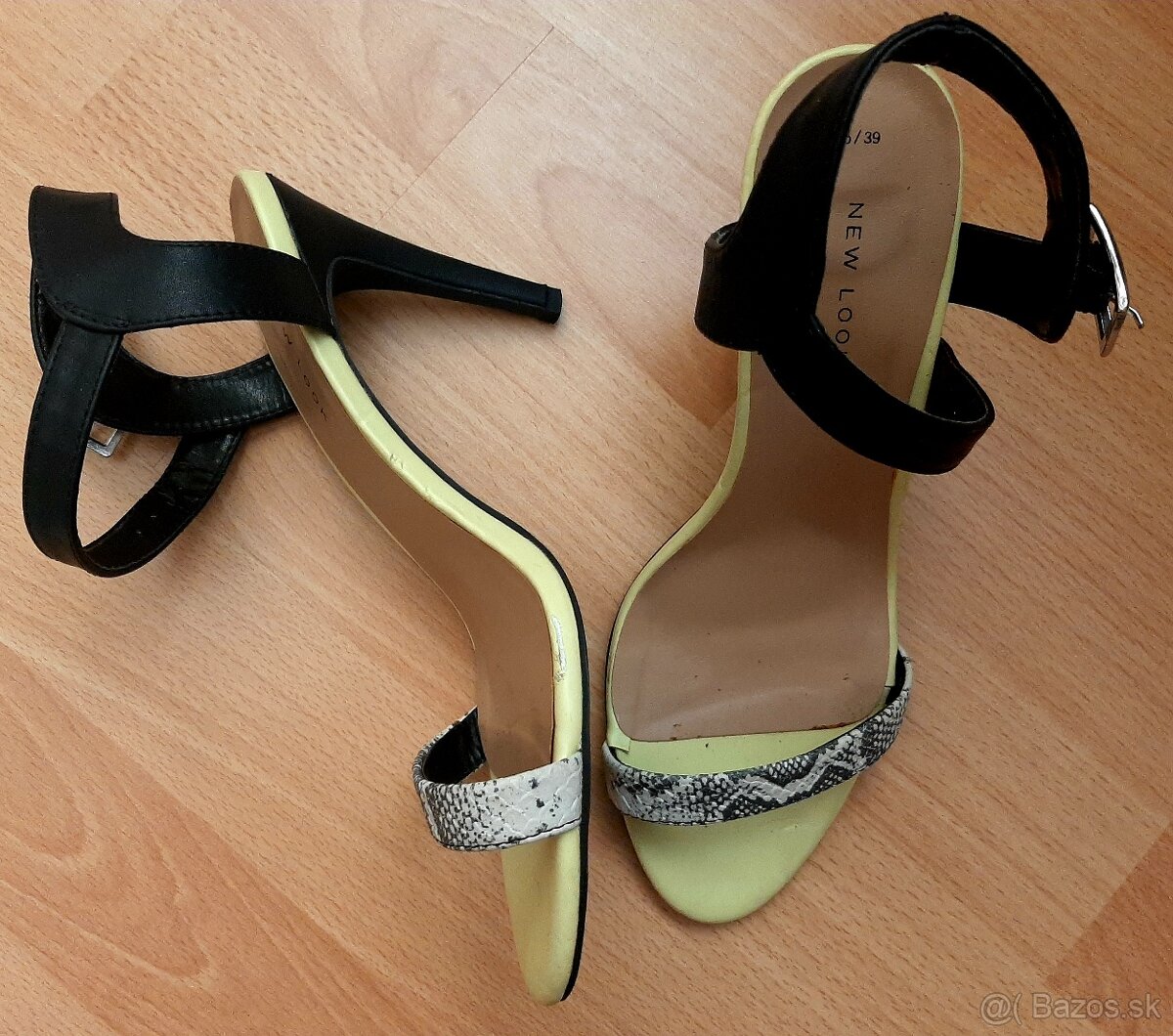 Žlto-čierne sandále New Look