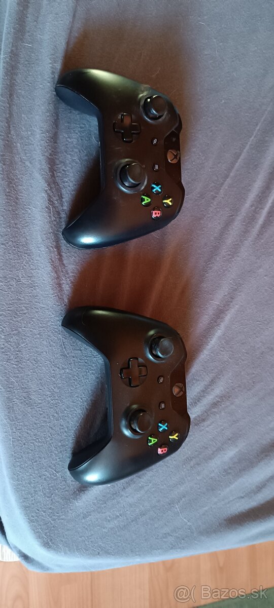 2x Xbox one controller