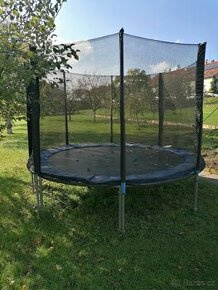 Trampolína na zahradu