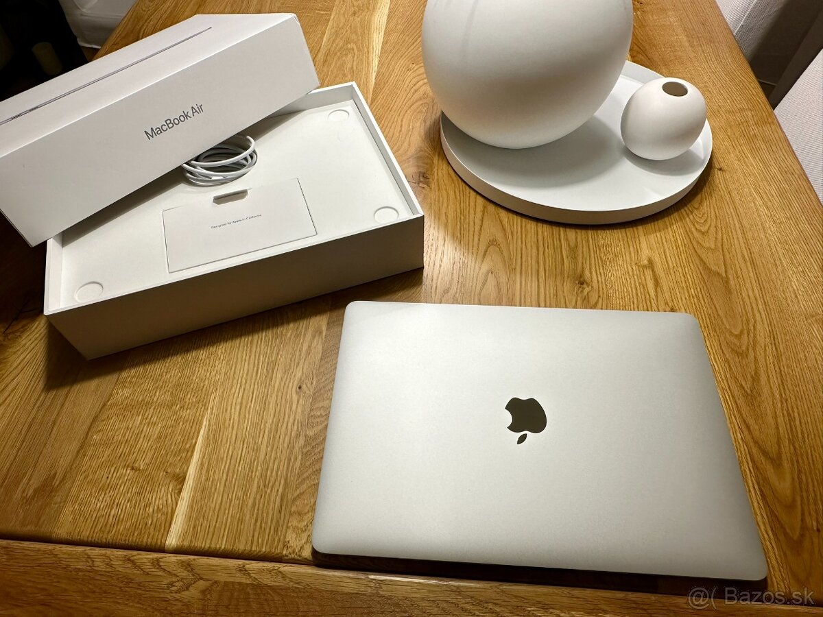 MacBook Air 13" M1 8GB RAM 256GB SSD - Strieborný