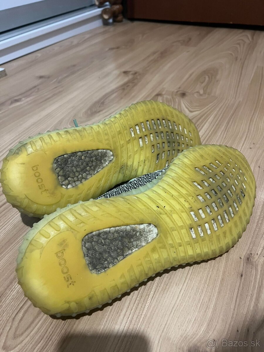 yeezy 350 v2 Yeezreel