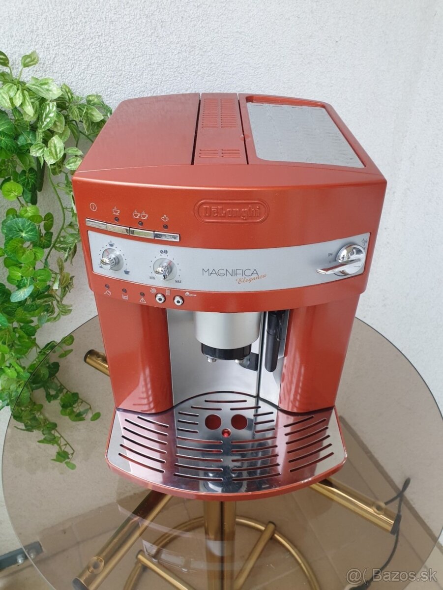 Predám elegantný kávovar Delonghi.