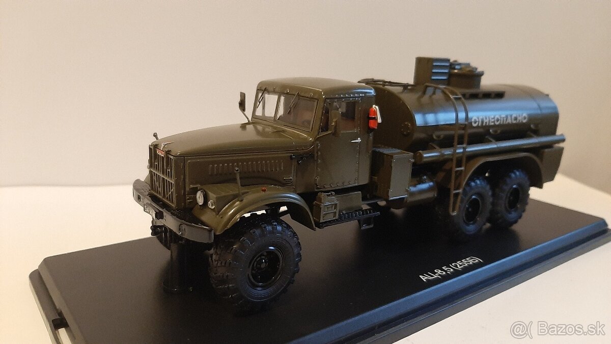 Model KRAZ 255 cisterna