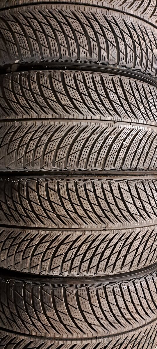 Predám 4ks jazdené zimné 235/40r19-96W Michelin