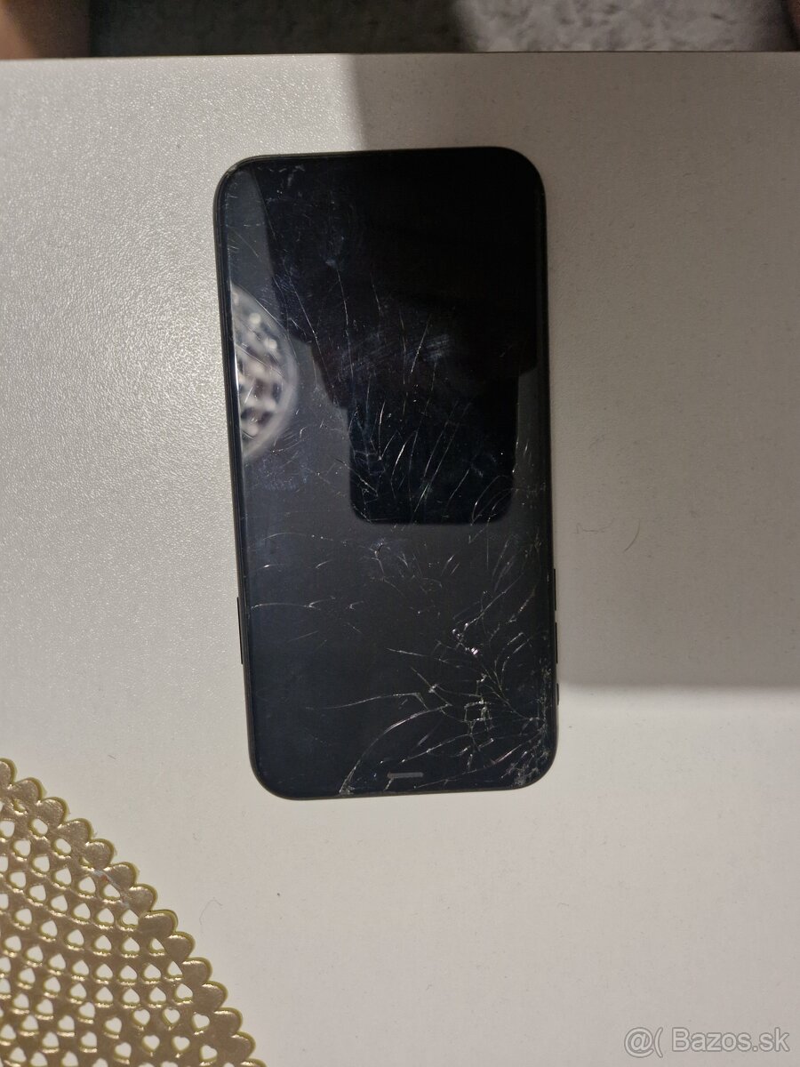 Iphone Xr  rozbitý displey  funkčný 