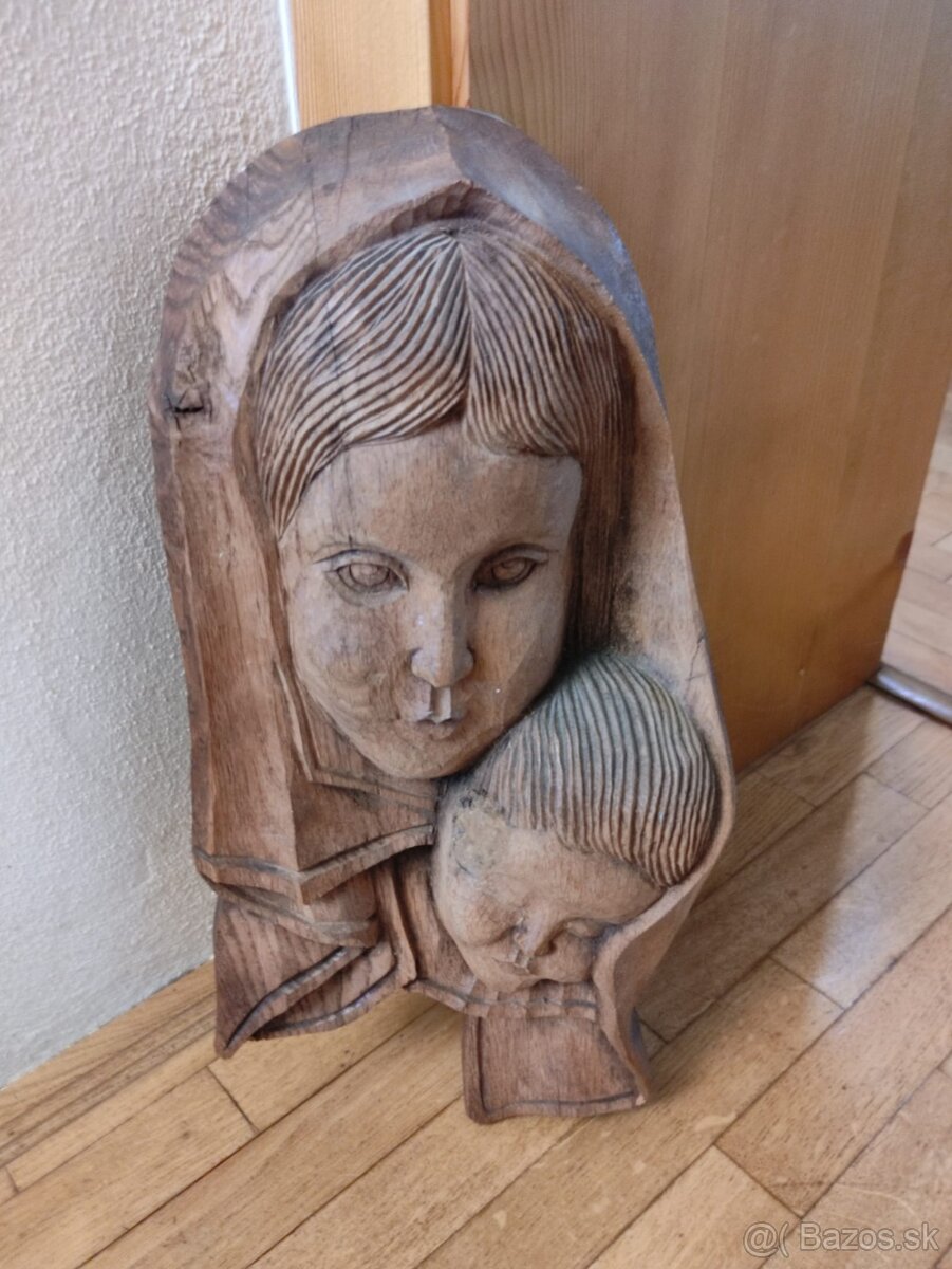 drevená plastika matka s dieťaťom