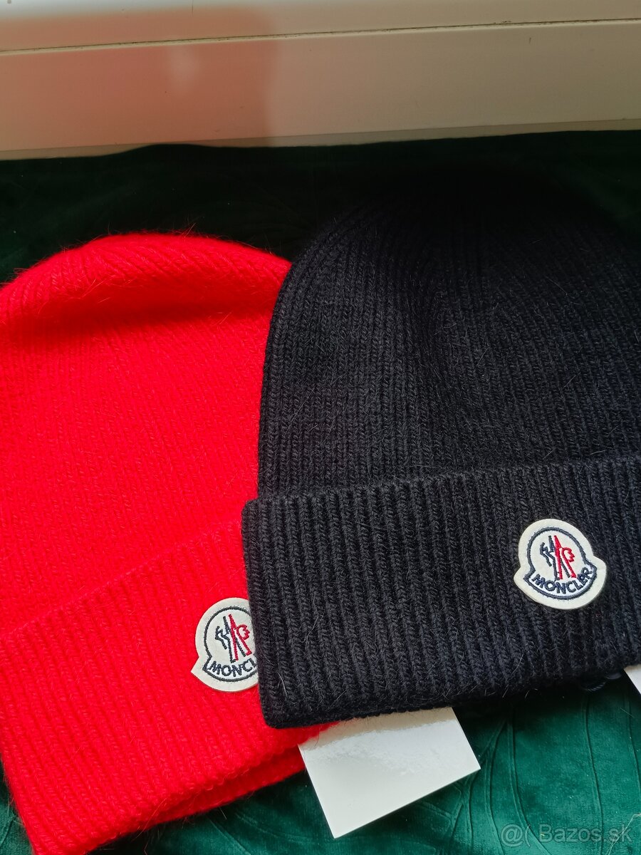 Moncler červená čiapka