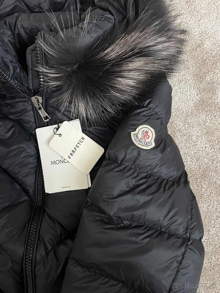 Moncler cierna bunda