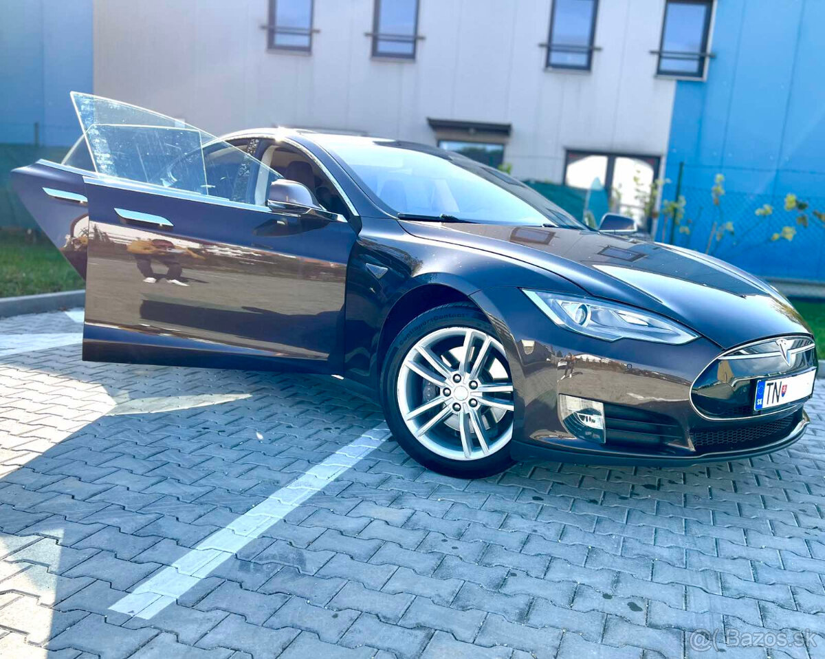 TESLA model S 85 s bezplatným nabíjaním