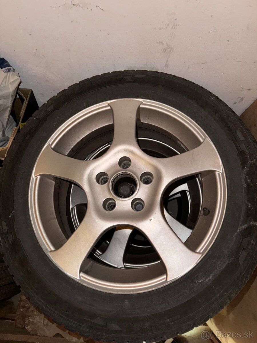 Predám zimné a letné pneumatiky 205/55 R16 na elektrónoch.