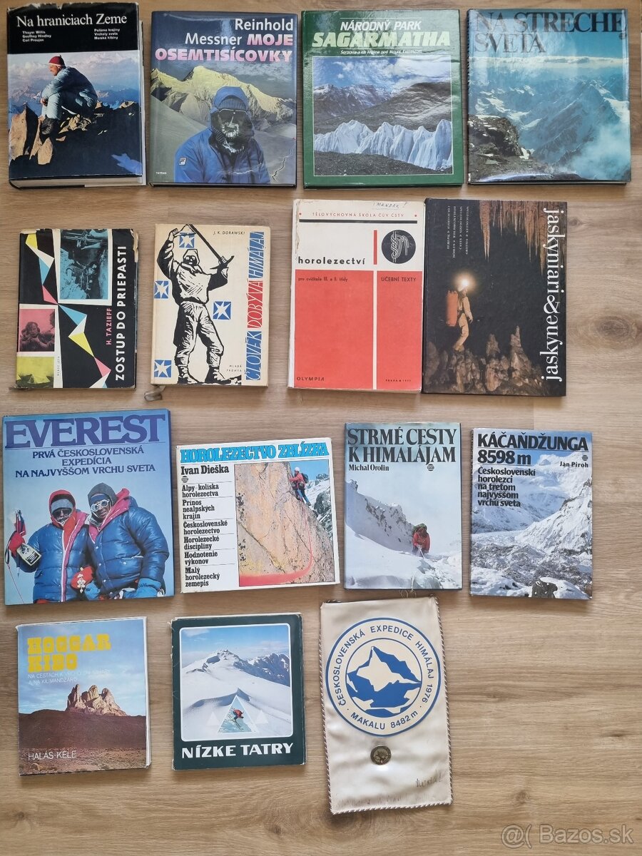 Knihy o horolezectve a zástava z expedice Himaláj