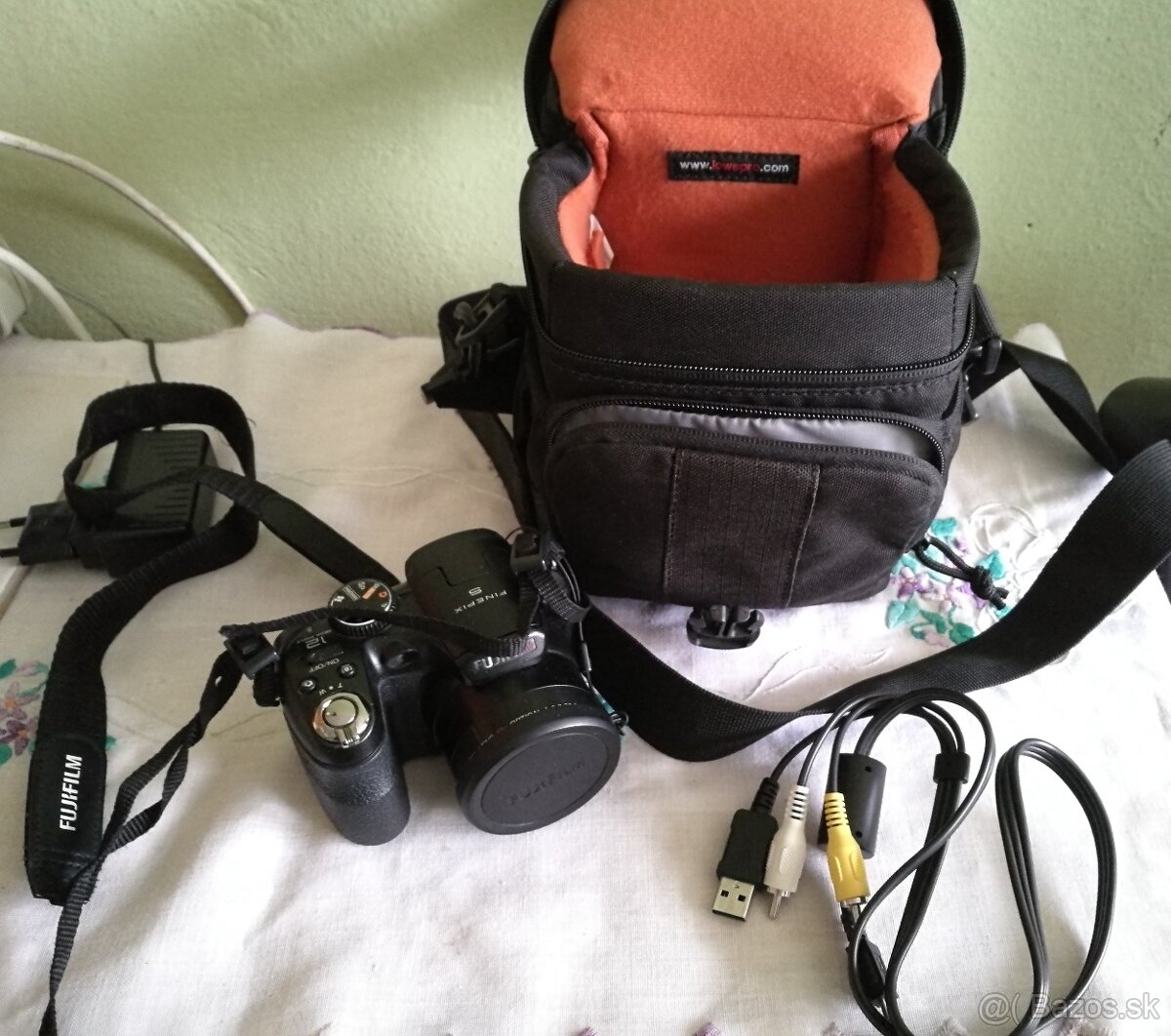 Predám FujiFilm FinePix S2500HD + brašna Lowepro adventura