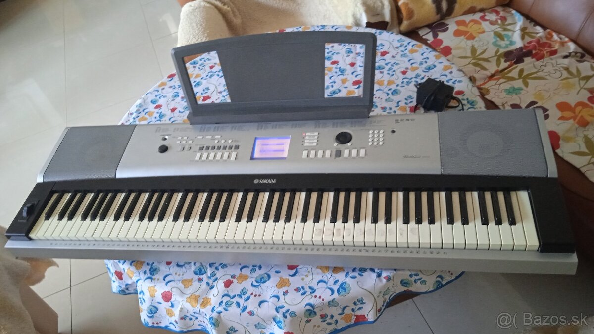 rezervovaný Yamaha DGX-520 portable grand keyboard