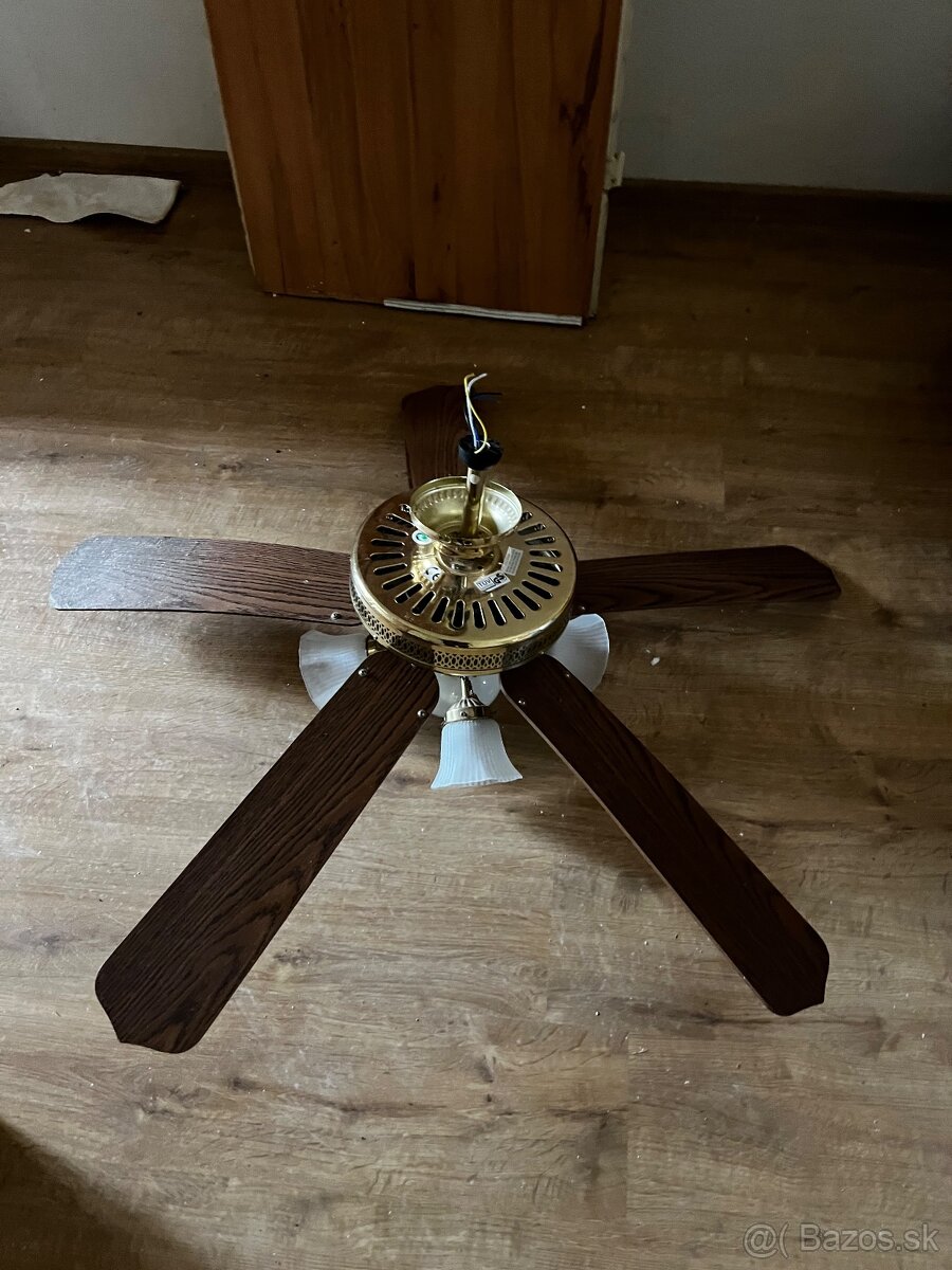 Dvě lampy s ventilátorem