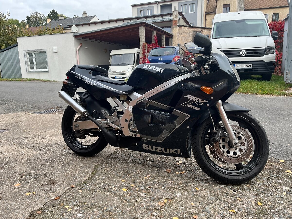 Suzuki RGV 250 rok 1990