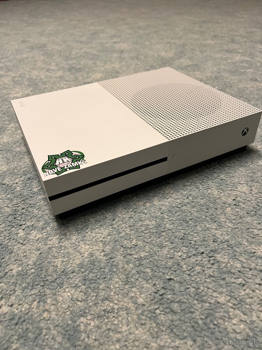 Xbox one s + dva ovládače