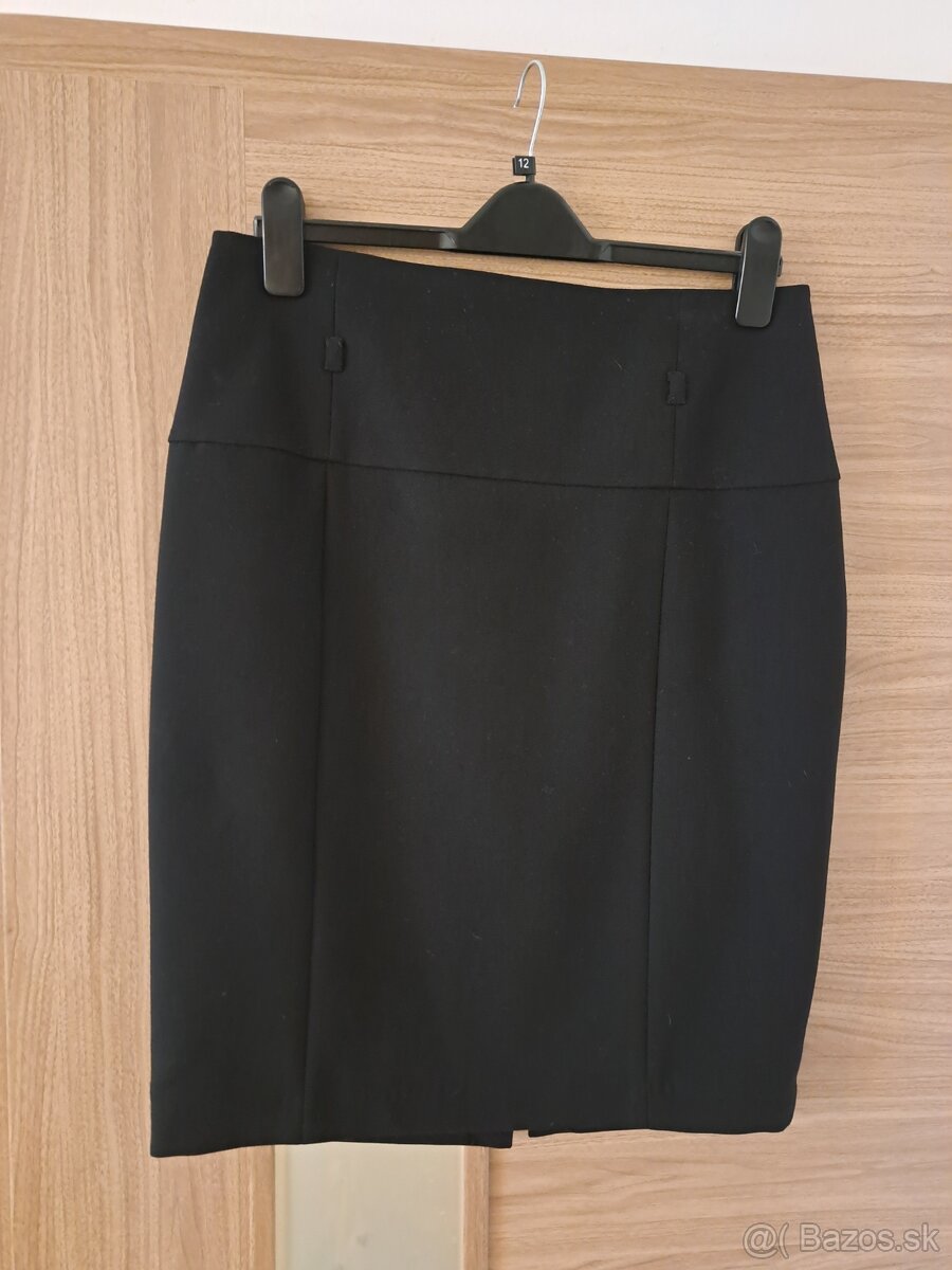 Čierna sukňa pod kolená so širokým pásom