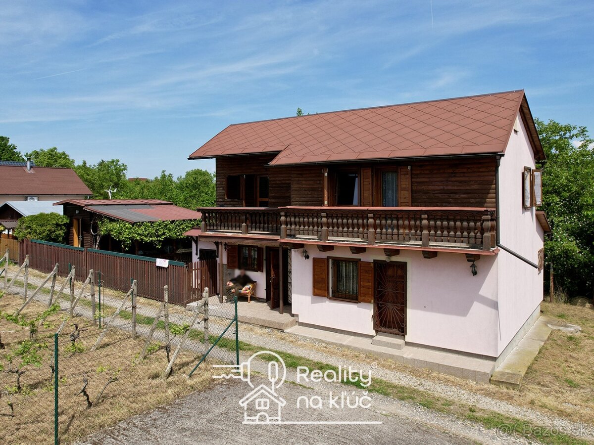 Na predaj krásna zariadená chata s vinohradom v obci Trávnic
