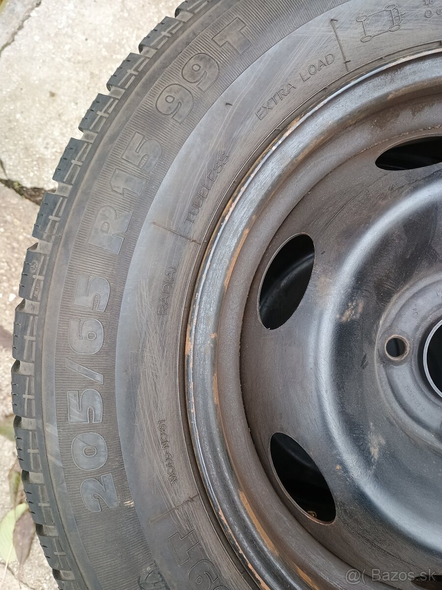 Darujem pneu 205/65 R15