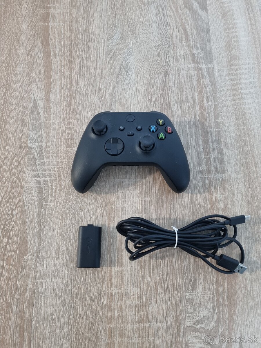 Predám Xbox Wireless Controller Carbon Black + Play & Charge