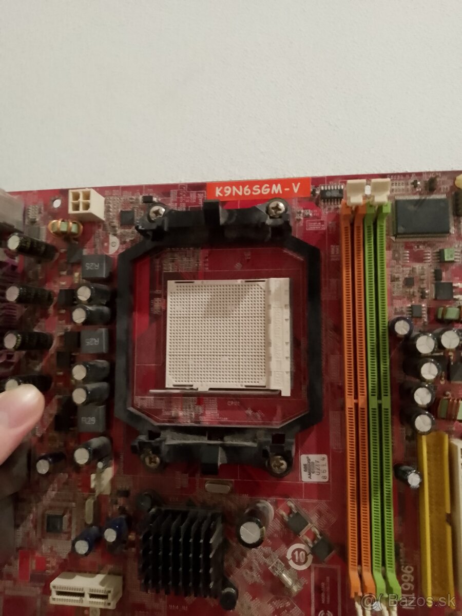 AMD backplate na dosku