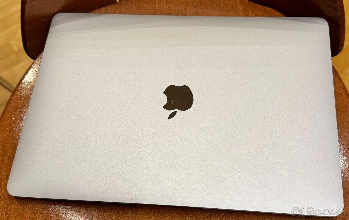 MacBook Air M1.  13,3 palcový.  strieborný