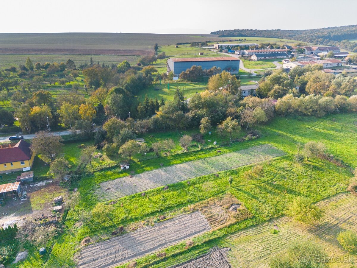 Na predaj pozemok s potenciálom výstavby v obci Čižatice