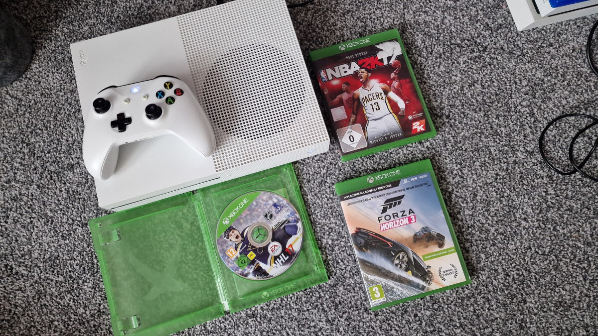 Xbox One S 500GB + joypad a hry