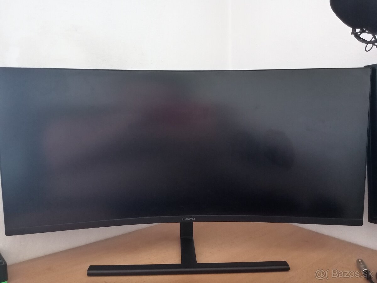 34" a 27" monitor