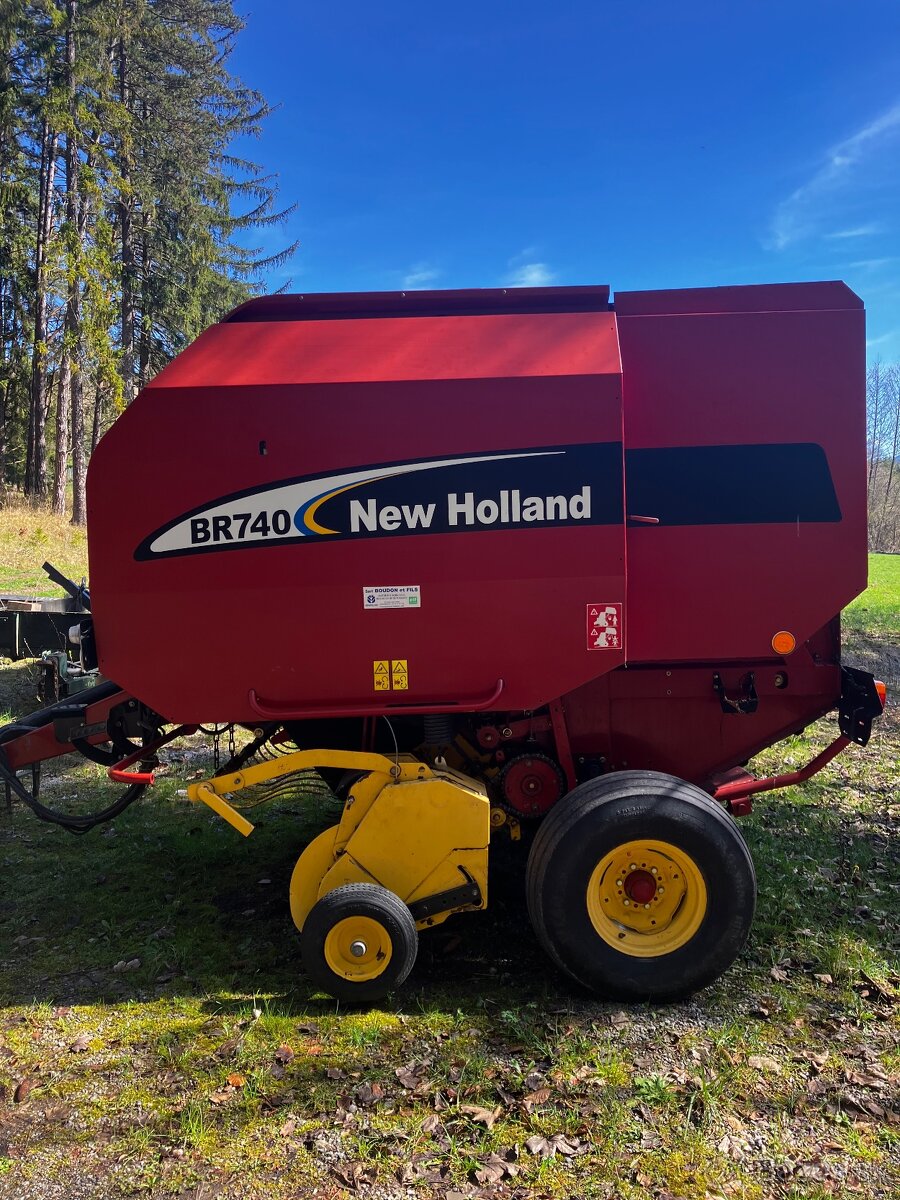 New Holland BR740