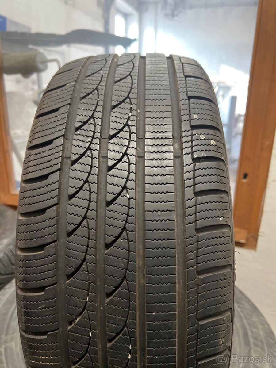 Predám 2 kusy pneu Minerva 225/45R 17 ice plus s210