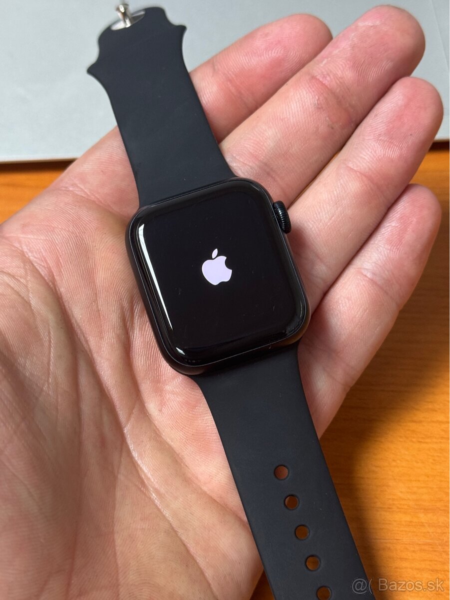 Apple Watch SE 2 40mm GPS MIDNIGHT - rok záruka