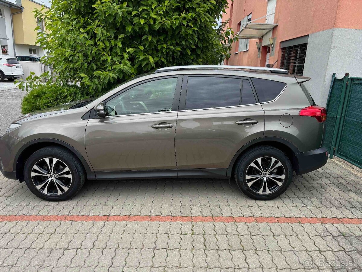 TOYOTA RAV4 AWD 4x4 benzín automat 2,0 hnedá metalíza