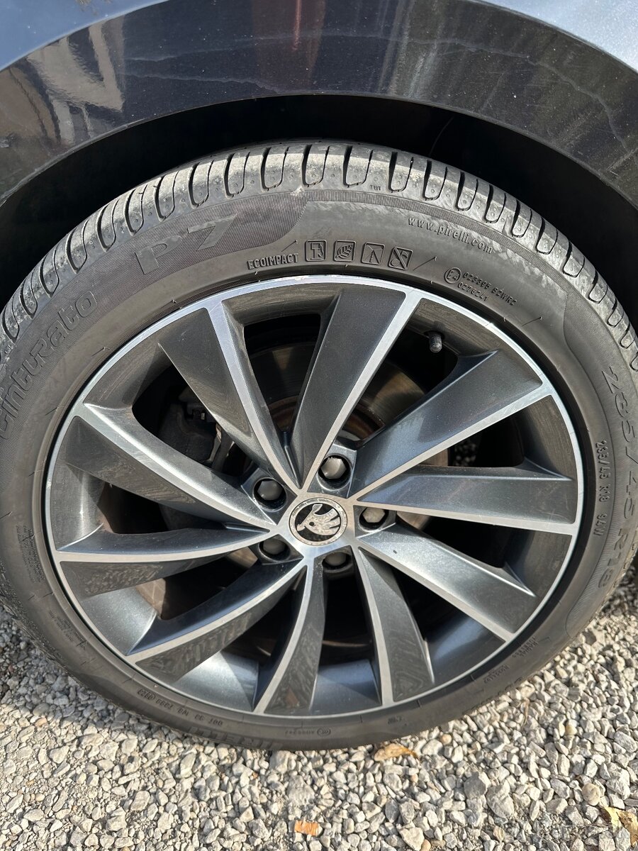 Škoda Superb R18 Pegasus+letné Pirelli 90%